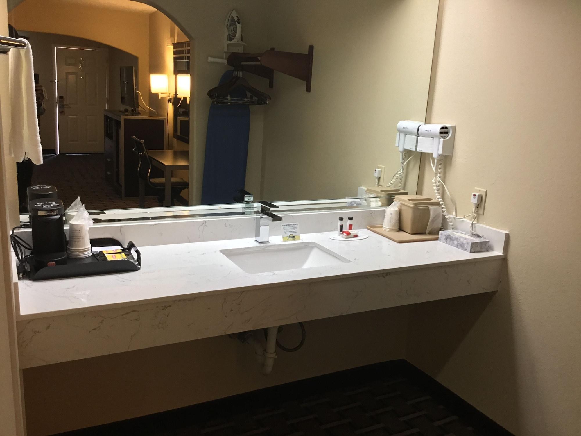 Days Inn & Suites By Wyndham Houston North - Spring Εξωτερικό φωτογραφία