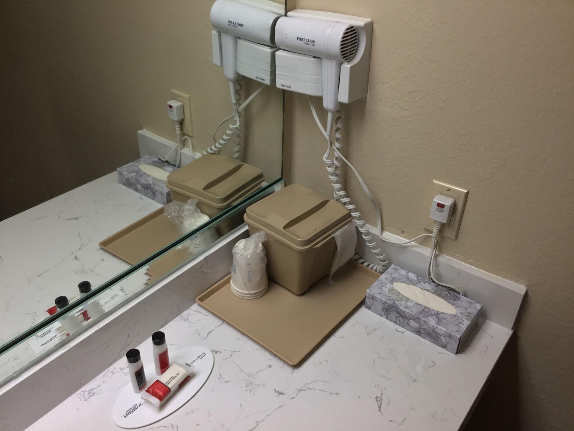 Days Inn & Suites By Wyndham Houston North - Spring Εξωτερικό φωτογραφία