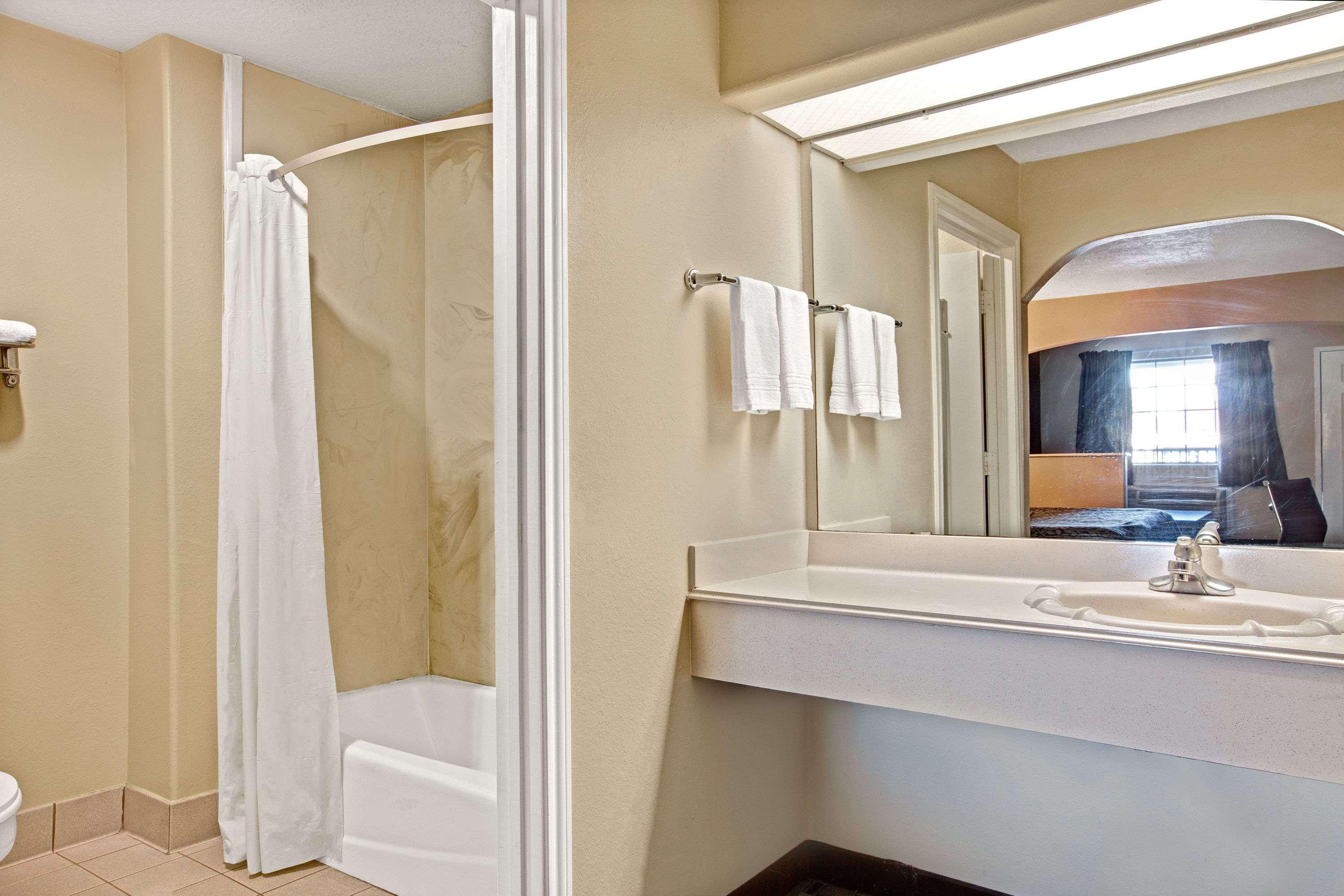 Days Inn & Suites By Wyndham Houston North - Spring Εξωτερικό φωτογραφία