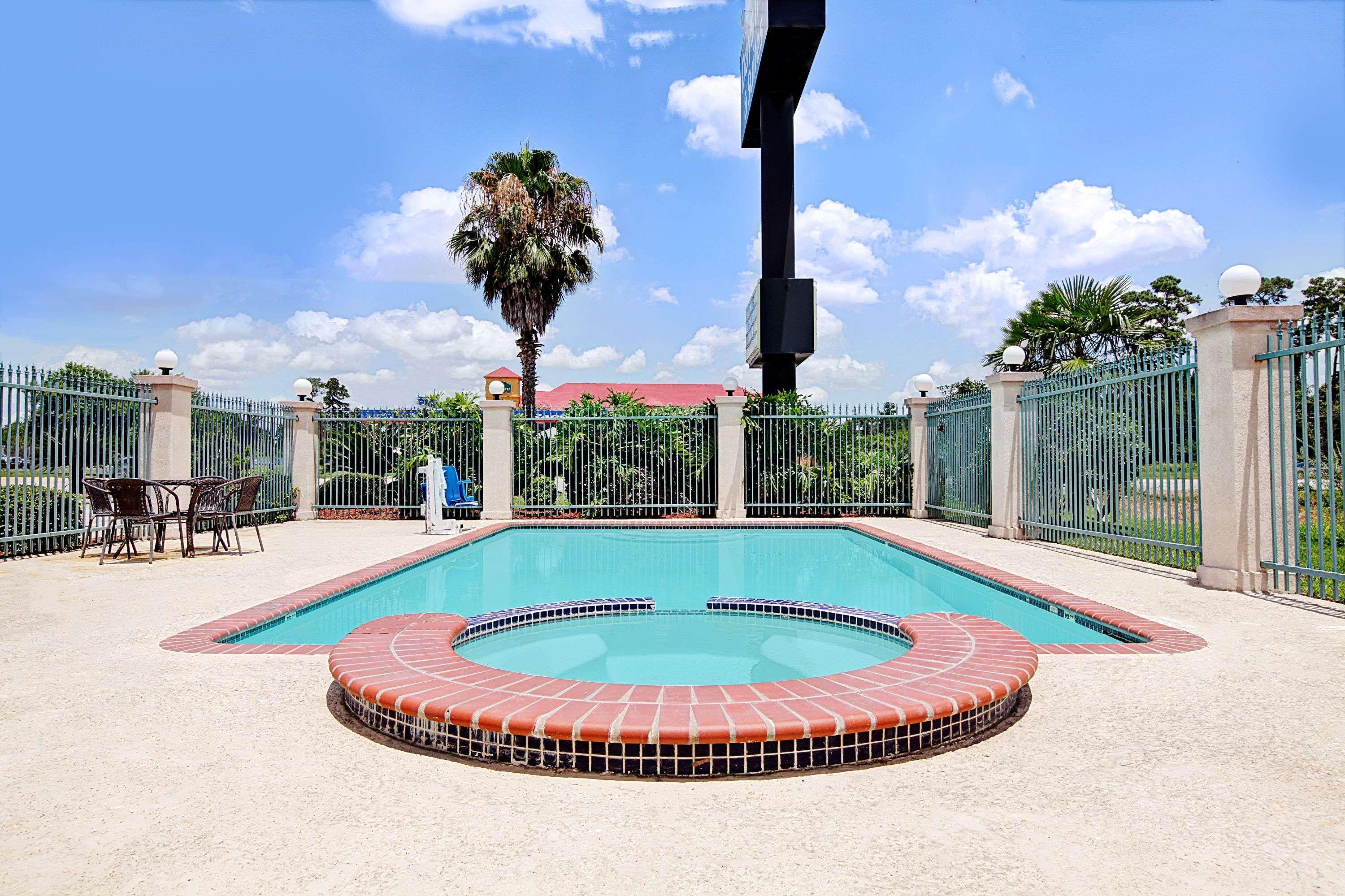 Days Inn & Suites By Wyndham Houston North - Spring Εξωτερικό φωτογραφία